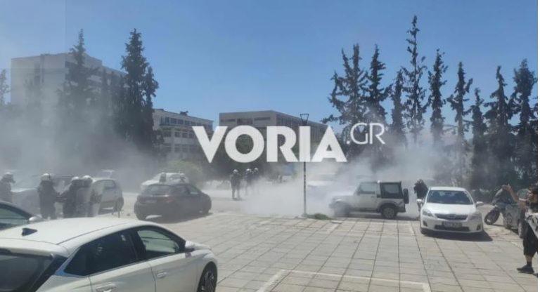 Πεδίο μάχης το ΑΠΘ: Επέμβαση των ΜΑΤ μετά την ανακατάληψη στο στέκι Φυσικού – Έπεσαν χημικά και κρότου λάμψης