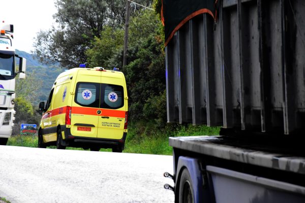 Φωκίδα: Νεκρή 27χρονη σε τροχαίο – Έπεσε με το όχημά της στον γκρεμό
