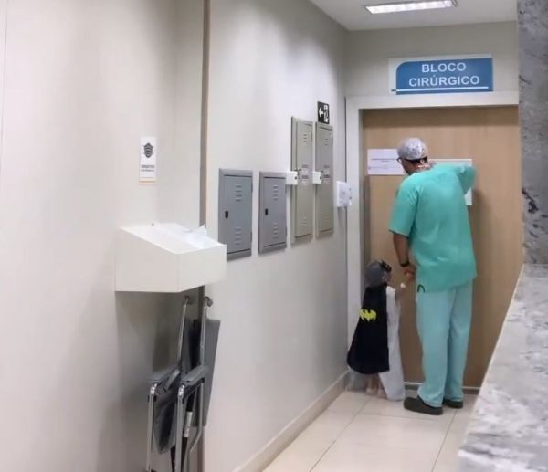Γιατρός ντύνει τους μικρούς του ασθενείς ως υπερήρωες πριν μπουν στο χειρουργείο
