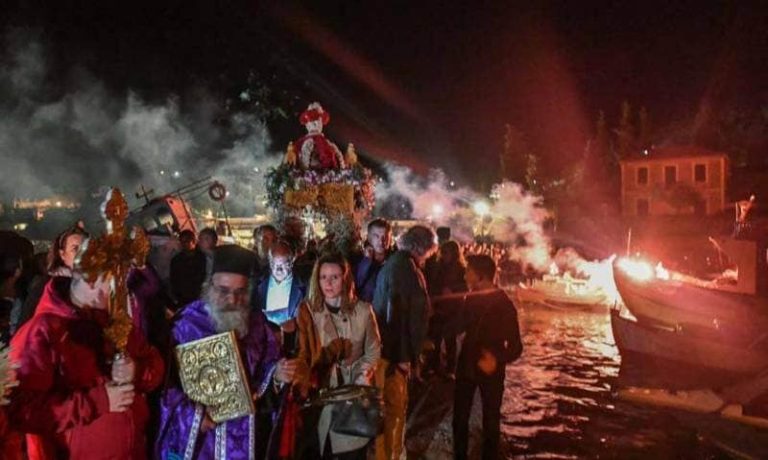 Πάσχα: Περιφορά επιταφίων μέσα από τη θάλασσα σε παραλιακές περιοχές της Πελοποννήσου – Κατανυκτική ατμόσφαιρα