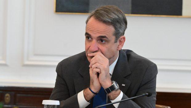 Φωτογραφία στην οποία απεικονίζεται ο Κυριάκος Μητσοτάκης κατά τη διάρκεια υπουργικού συμβουλίου στο Μαξίμου