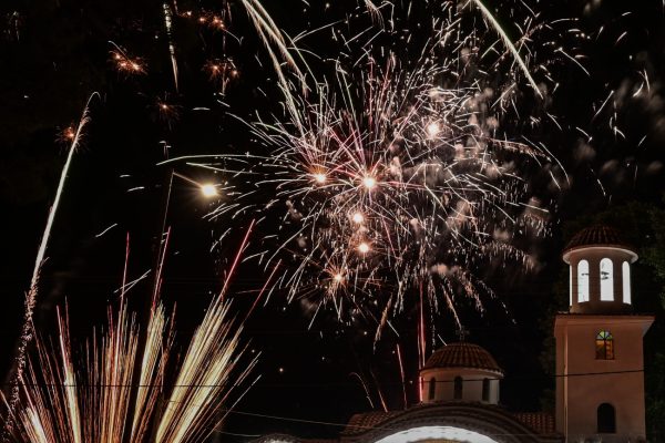 Με λαμπρότητα και κατάνυξη γιορτάστηκε η Ανάσταση – Χιλιάδες βεγγαλικά φώτισαν τον ουρανό