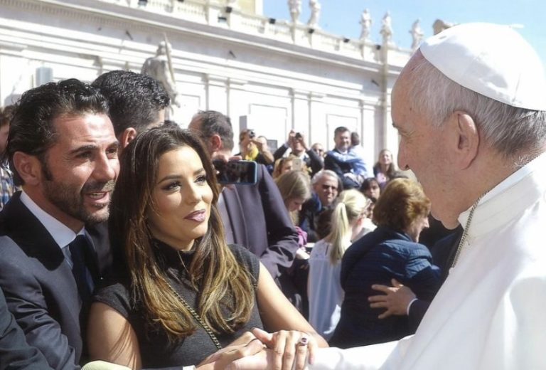 Πάπας Φραγκίσκος: Διάσημοι μοιράζονται μηνύματα αγάπης για τον ποντίφικα – «Έδειξε καλοσύνη και έλεος»