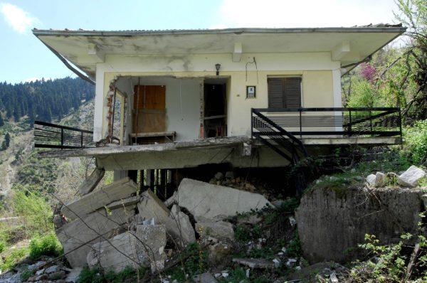 Ροπωτό: Παγκόσμιο αξιοθέατο χωριό στα Τρίκαλα – Το φαινόμενο που «καταπίνει» ολόκληρα χωριά