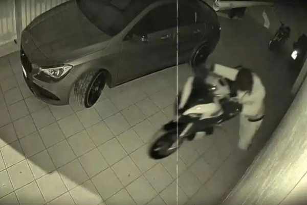 Περιστέρι: Καρέ – καρέ κλοπή μοτοσικλέτας μέσα από πάρκινγκ