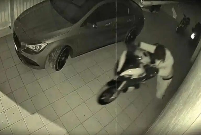 Περιστέρι: Καρέ – καρέ κλοπή μοτοσικλέτας μέσα από πάρκινγκ