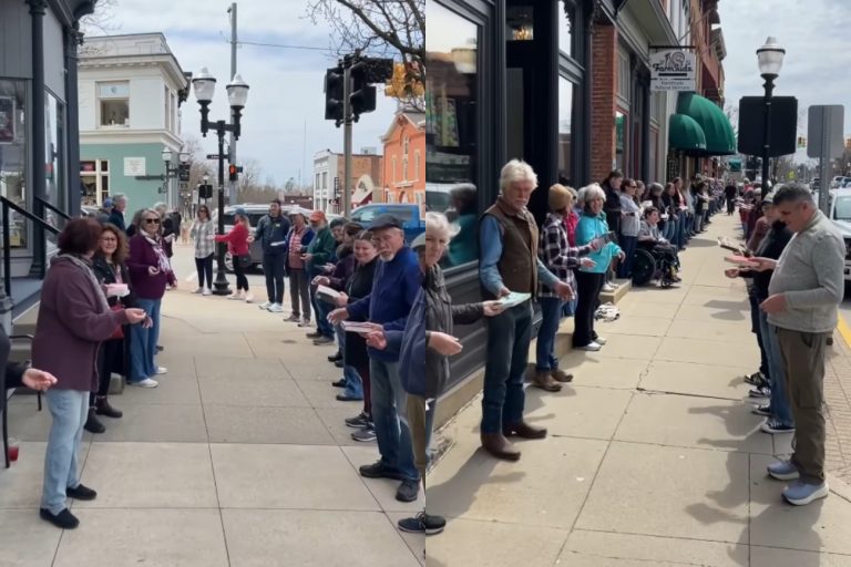 Μίσιγκαν: Σχημάτισαν ανθρώπινη αλυσίδα και μετακόμισαν ολόκληρο βιβλιοπωλείο σε δυο ώρες!