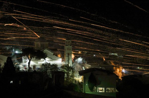 Χίος: Αναβίωσε και φέτος το έθιμο του ρουκετοπόλεμου – Έγινε η νύχτα μέρα στον Βροντάδο