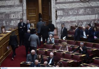 Τριαντόπουλος: Υψηλοί τόνοι στη Βουλή και αποχωρήσεις για την παραπομπή στη Δικαιοσύνη