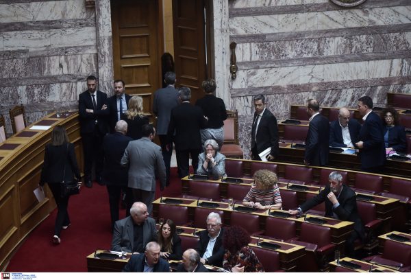 Τριαντόπουλος: Υψηλοί τόνοι στη Βουλή και αποχωρήσεις για την παραπομπή στη Δικαιοσύνη