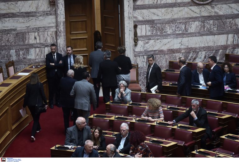 Τριαντόπουλος: Υψηλοί τόνοι στη Βουλή και αποχωρήσεις για την παραπομπή στη Δικαιοσύνη