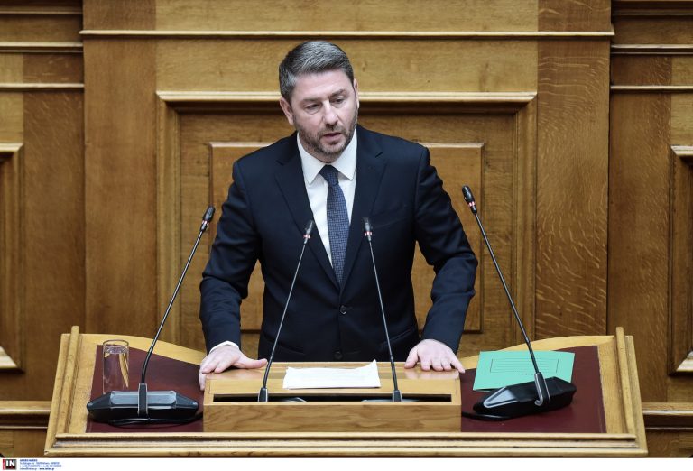 Ανδρουλάκης: Η κυβέρνηση να απαντήσει πώς χρηματοδοτούνται οι μηχανισμοί παραπληροφόρησης