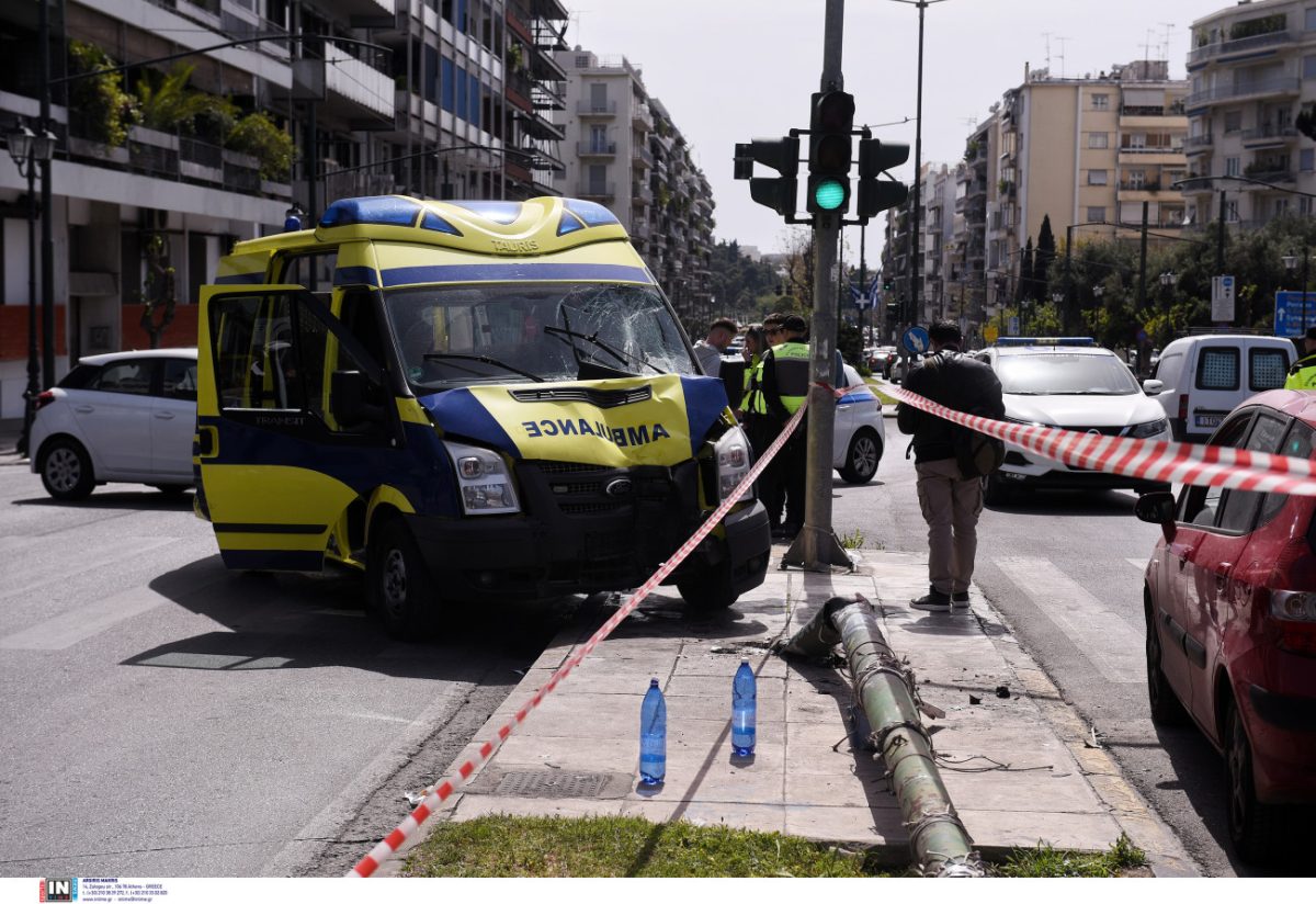 Τροχαίο με ασθενοφόρο στην Αθήνα: Διασωληνωμένη στη ΜΕΘ η 78χρονη, σε κρίσιμη κατάσταση δύο ακόμα άτομα