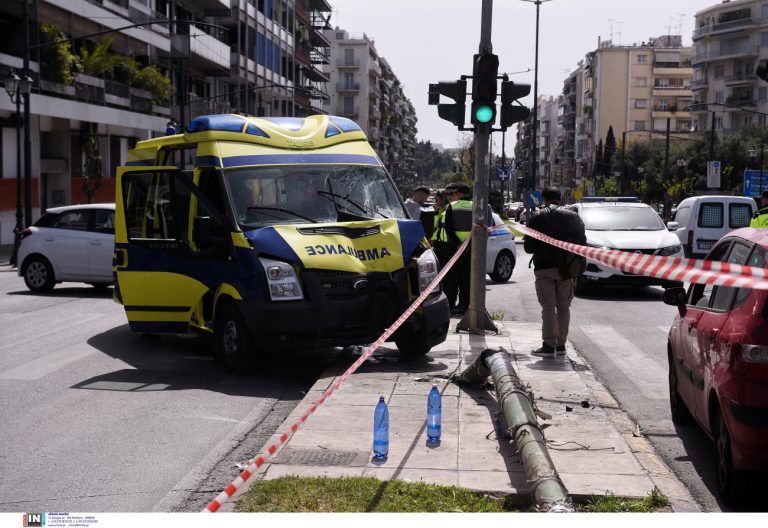 Τροχαίο με ασθενοφόρο στην Αθήνα: Διασωληνωμένη στη ΜΕΘ η 78χρονη, σε κρίσιμη κατάσταση δύο ακόμα άτομα