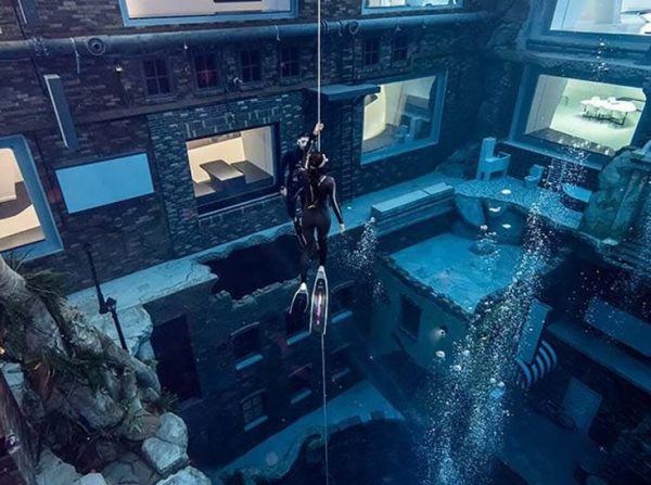 Deep Dive Dubai: Βουτιά στη μεγαλύτερη πισίνα του κόσμου με τη βυθισμένη πόλη