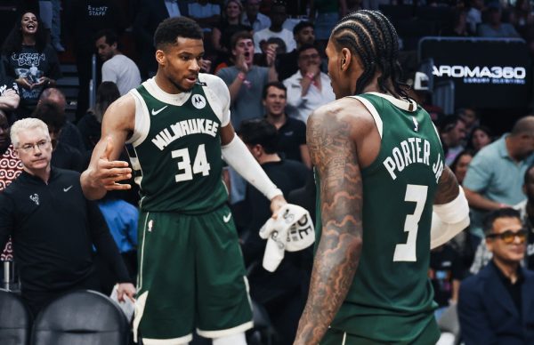 Χιτ – Μπακς 115-121: «Τριπλός» Γιάννης και clutch Πόρτερ παρέσυραν το Μαϊάμι και κλείδωσαν τα playoffs