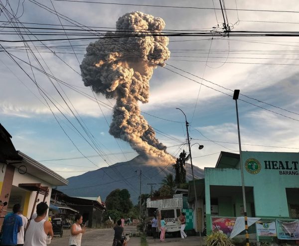Εξερράγη το ηφαίστειο Κανλάον – Εντυπωσιακές εικόνες με την τέφρα να φτάνει τα 4 χιλιόμετρα ύψος