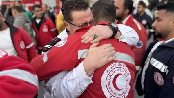 Γάζα: «Άκουσα την τελευταία τους πνοή» – Επιζών διασώστης περιγράφει τις δολοφονίες των συναδέλφων του