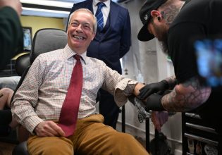 Νάιτζελ Φάρατζ: «Χτύπησε» τατουάζ βρετανικό μπουλντόγκ και κάλεσε τον κόσμο να ψηφίσει Reform UK