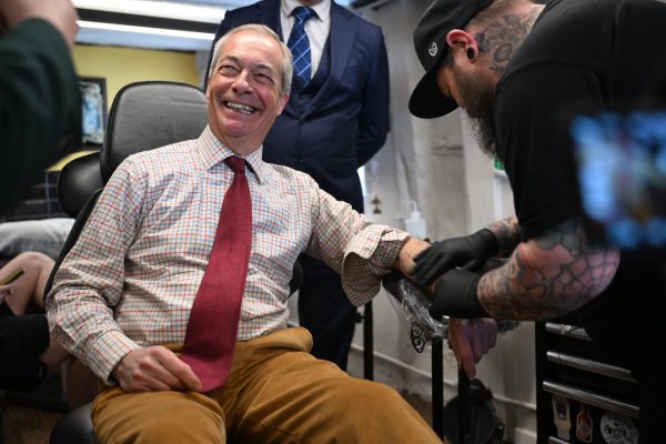 Νάιτζελ Φάρατζ: «Χτύπησε» τατουάζ βρετανικό μπουλντόγκ και κάλεσε τον κόσμο να ψηφίσει Reform UK