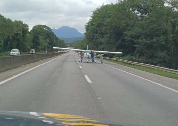 Βραζιλία: Αεροπλάνο έκανε αναγκαστική προσγείωση σε αυτοκινητόδρομο με πυκνή κυκλοφορία