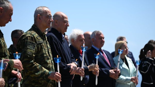 Στις Οινούσσες ο Δένδιας – Αντάλλαξε ευχές με στελέχη και οπλίτες των Ενόπλων Δυνάμεων