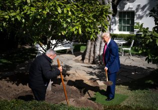 Τραμπ: Πήρε το φτυάρι και φύτευσε τη «MAGAnolia» στον κήπο του Λευκού Οίκου