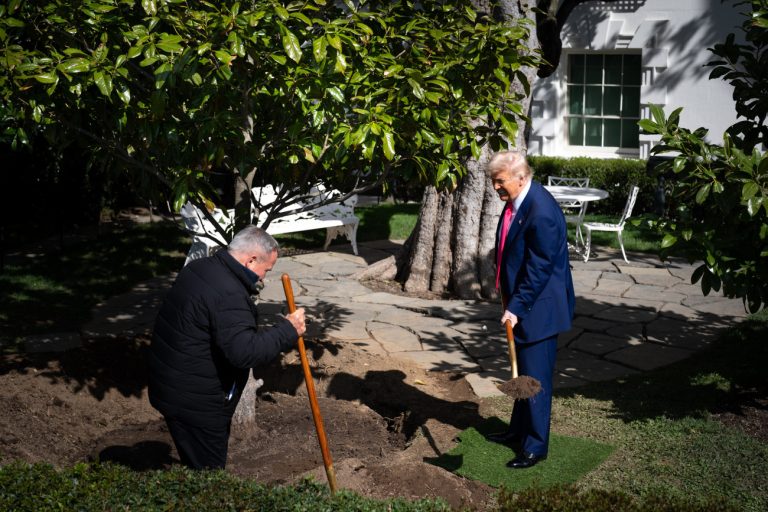 Τραμπ: Πήρε το φτυάρι και φύτευσε τη «MAGAnolia» στον κήπο του Λευκού Οίκου