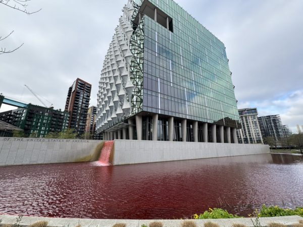 Λονδίνο: Ακτιβιστές έβαψαν κόκκινο το συντριβάνι έξω από την πρεσβεία των ΗΠΑ