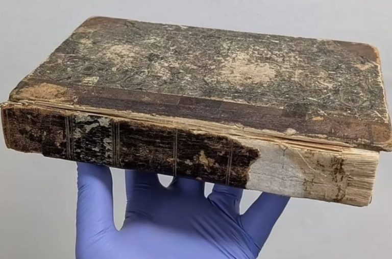 Φρίκη σε μουσείο: Εκτίθεται βιβλίο δεμένο με το δέρμα διαβόητου δολοφόνου