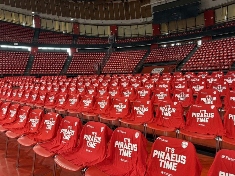 «Όλο το ΣΕΦ είναι κόκκινο»: Η ΚΑΕ Ολυμπιακός θα έχει κόκκινο μπλουζάκι σε κάθε κάθισμα στο Game 1 με τη Ρεάλ