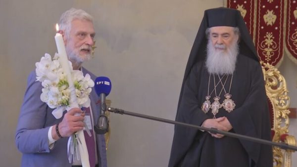 Ιεροσόλυμα: Παρέλαβε το Άγιο Φως η ελληνική αντιπροσωπεία – Η αντιφώνηση του Γ. Λοβέρδου