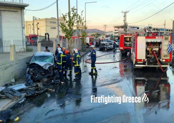 Ένας νεκρός σε αυτοκίνητο που τυλίχθηκε στις φλόγες μετά από τροχαίο στον Ασπρόπυργο