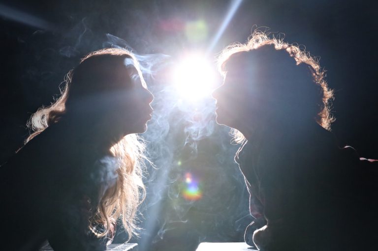 Ο Θοδωρής Αμπαζής επιστρέφει στο Θέατρο Τέχνης και σκηνοθετεί τη «Σιωπή» του Γρηγόρη Λιακόπουλου