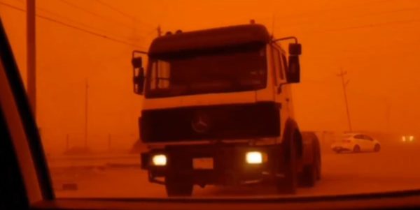 Αμμοθύελλα: Εκατοντάδες Ιρακινοί οδηγήθηκαν στα νοσοκομεία με αναπνευστικά προβλήματα [βίντεο]