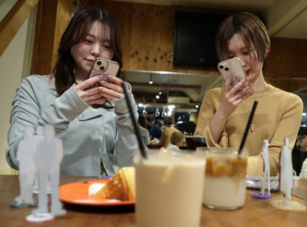 Τι είναι η νέα μόδα του «oshikatsu» στην οποία ποντάρει η Ιαπωνία για την άνοδο της κατανάλωσης