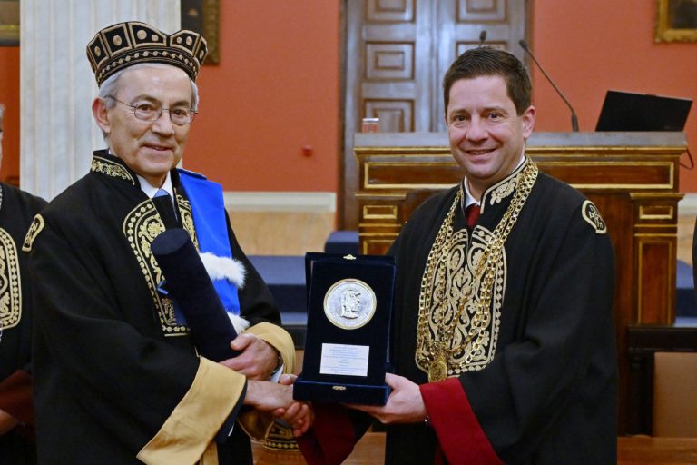 Τον νομπελίστα οικονομολόγο Χριστόφορο Πισσαρίδη τίμησε το ΕΚΠΑ