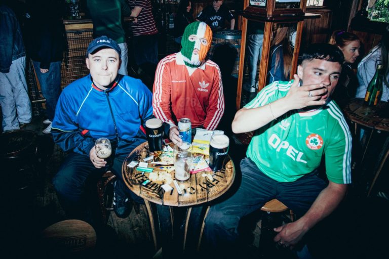 «Πάρτε τους τη βίζα»: Σάρον Όσμπορν εναντίον Kneecap για τη Γάζα