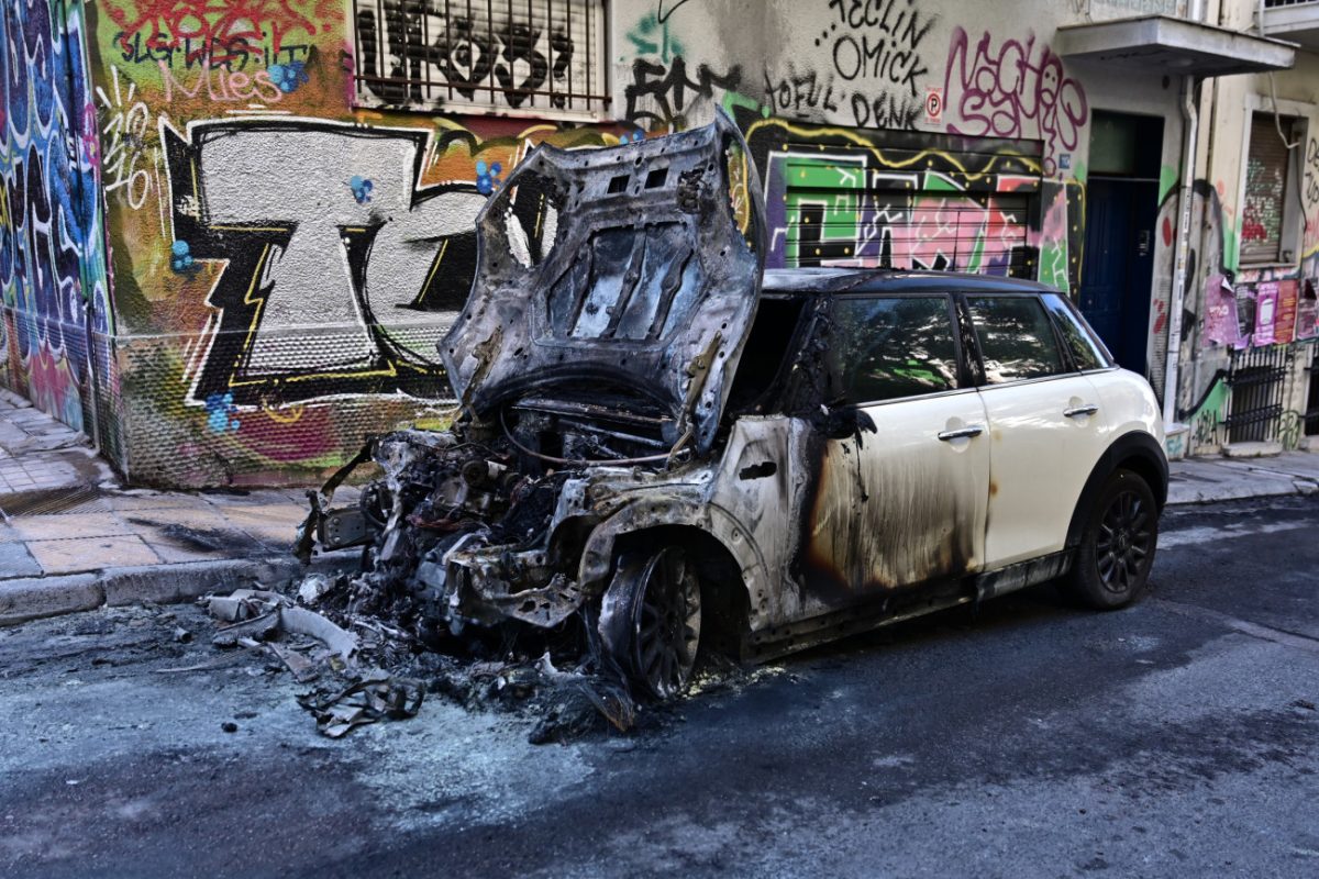 Εξάρχεια: Πέντε αυτοκίνητα κάηκαν ολοσχερώς και 21 υπέστησαν φθορές – Προσήχθησαν 72 άτομα