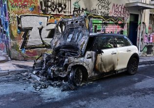 Εξάρχεια: Πέντε αυτοκίνητα κάηκαν ολοσχερώς και 21 υπέστησαν φθορές – Προσήχθησαν 72 άτομα