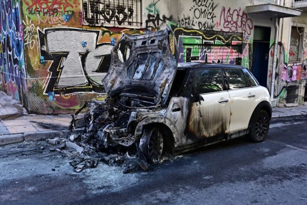 Εξάρχεια: Πέντε αυτοκίνητα κάηκαν ολοσχερώς και 21 υπέστησαν φθορές – Προσήχθησαν 72 άτομα