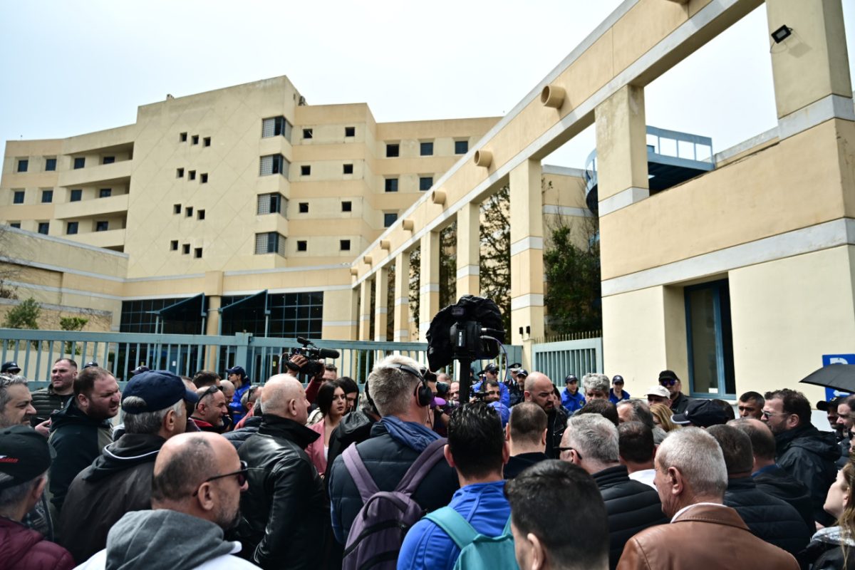 «Πολιόρκησαν» το υπουργείο Μεταφορών οι οδηγοί ταξί [video]