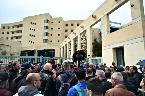 «Πολιόρκησαν» το υπουργείο Μεταφορών οι οδηγοί ταξί [video]