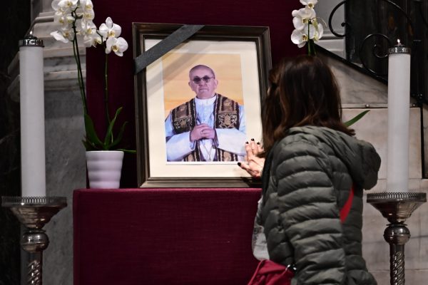 Πάπας Φραγκίσκος: Δεκάδες πιστοί στον Καθολικό Καθεδρικό Ναό του Αγίου Διονυσίου Αρεοπαγίτη για να τον αποχαιρετήσουν