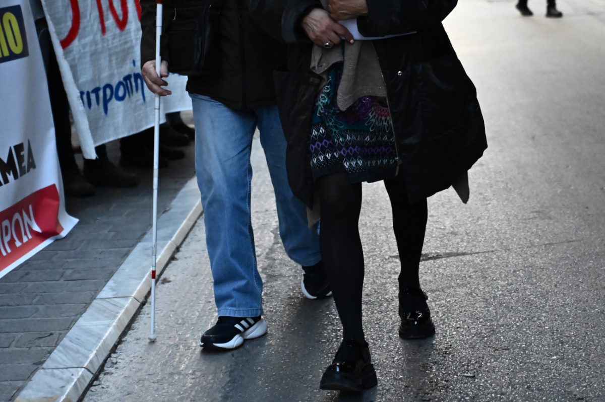 Βόλος: Έκαναν έξωση σε 65χρονο τυφλό μέσα στο Πάσχα – Του έδωσαν 200 ευρώ για να πάει σε ξενώνα