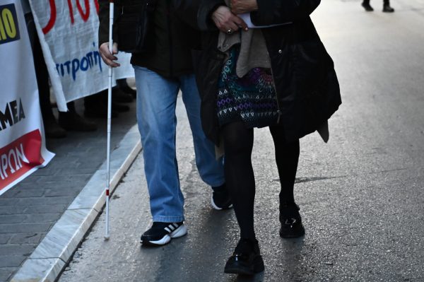 Βόλος: Έκαναν έξωση σε 65χρονο τυφλό μέσα στο Πάσχα – Του έδωσαν 200 ευρώ για να πάει σε ξενώνα