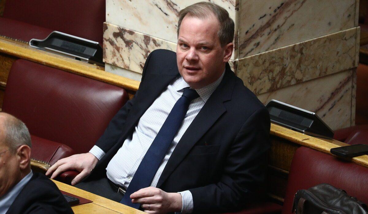 Τα χέρια που χειροκροτούσαν τον Καραμανλή τώρα Πόντιοι Πιλάτοι τον στέλνουν στην Προανακριτική και στον φυσικό Δικαστή