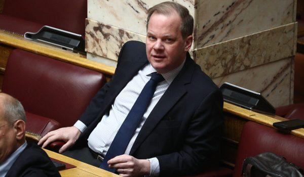 Τα χέρια που χειροκροτούσαν τον Καραμανλή τώρα Πόντιοι Πιλάτοι τον στέλνουν στην Προανακριτική και στον φυσικό Δικαστή