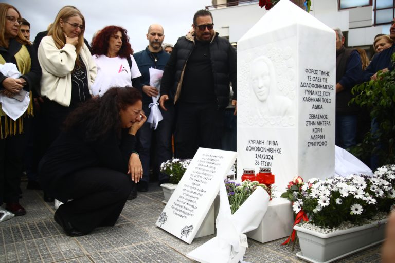 Κυριακή Γρίβα: Σπαραγμός στα αποκαλυπτήρια του μνημείου της – «Να το βλέπετε οι γυναίκες και να παίρνετε δύναμη»