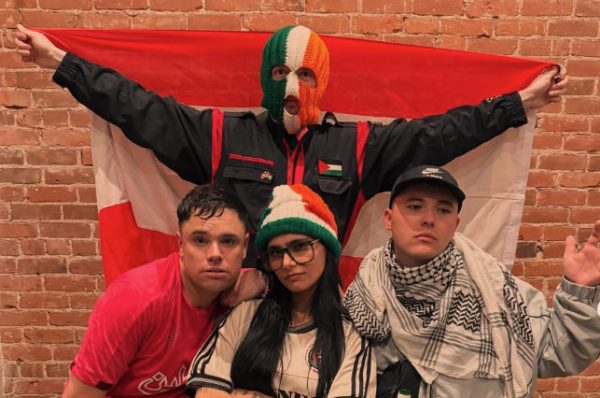 Οι Kneecap ποζάρουν με την Μία Καλίφα φορώντας μπαλακλάβες στα χρώματα της Ιρλανδίας και κεφίγιες